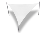 Voile d'ombrage triangulaire blanche premium imperméable de 4,2x4,2x5,9 m fixée sur trois poteaux.
