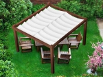 Teras mobilyaları üzerinde ahşap pergola üzerine monte edilmiş 1,5x5 m beyaz renkli su geçirmez açılır kapanır güneşlik.