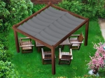 Bruine tuinpergola met grijs waterdicht uitschuifbaar schaduwdoek 2,5x3 m boven houten meubelset op het gras.