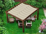 Bahçe mobilyaları üzerinde ahşap pergola üzerinde 2,5x3 m bej rengi su geçirmez açılır kapanır bahçe tentesi.