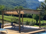 Οριζόντια premium ρωμαϊκή κουρτίνα Decor 2,5x3 σε ξύλινη πέργκολα δίπλα στην πισίνα με θέα στα βουνά.