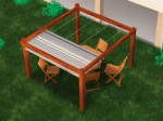 Ahşap pergola üzerine monte edilmiş, kahverengi bahçe mobilyası takımı ile Decor 2,5x4 m yatay premium katlamalı perde.