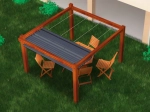 Horizontale Premium-Raffrollo Decor 2,5x4 m montiert an einer Holzpergola mit Gartenmöbeln.