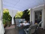 Λευκό οριζόντιο ρωμαϊκό στόρι Premium Decor 3x4 που προστατεύει τα έπιπλα κήπου στη βεράντα.