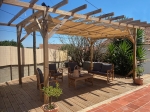 Οριζόντια ρωμαϊκή κουρτίνα premium Decor 3x4 σε χρώμα άμμου, τοποθετημένη σε ξύλινη πέργκολα πάνω από έπιπλα κήπου στη βεράντα.