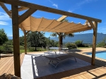 Οριζόντια premium ρωμαϊκή τέντα Decor 3x4 σε ξύλινη πέργκολα βεράντας δίπλα στην πισίνα.