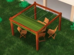 Πράσινη οριζόντια ρωμαϊκή κουρτίνα premium Decor 3x4 τοποθετημένη σε ξύλινη πέργκολα κήπου πάνω από έπιπλα βεράντας.