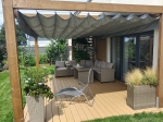 Terasta ahşap pergola üzerine monte edilmiş 3x5 m boyutlarında gri yatay premium Decor roman stor perde.