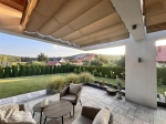 Οριζόντιο ρωμαϊκό στόρι Decor premium διαστάσεων 3x5 μ. τοποθετημένο πάνω από μοντέρνα βεράντα με έπιπλα κήπου.