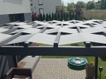 Vízálló szürke paviloncsík 0,4x5m a kertben, a terasz feletti pergola faszerkezetére fonva.