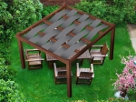 Γκρι αδιάβροχη λωρίδα κιόσκι 0,4x5 m πλεγμένη στην οροφή ξύλινης πέργκολας πάνω από έπιπλα κήπου στο γρασίδι.