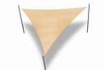 Kolmiomainen beige HDPE-aurinkopurje 5x5x7 m pingotettuna kolmeen mastoon, heittää varjon valkoiselle pohjalle.