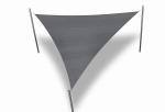 Graues, dreieckiges HDPE-Sonnensegel 6x6x6 m, montiert an drei Masten, das Schatten spendet.