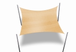 Toldo vela cuadrado beige de HDPE 3x3 m montado sobre cuatro postes, proyectando sombra.