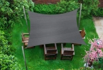 Vierkant HDPE schaduwdoek 4x4m in donkergrijs boven houten tuinmeubelen op het gazon.