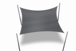 Grijs rechthoekig HDPE-schaduwdoek 4x6 m bevestigd aan vier masten.