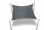 Voile d'ombrage carrée HDPE 5x5m de couleur graphite, montée sur quatre poteaux.