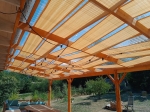 Μπεζ λωρίδα σκίασης HDPE 0,4x5m τοποθετημένη σε ξύλινη πέργκολα βεράντας με φωτισμό.