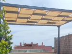 Bandă de umbrire HDPE pentru foișor, 0,4x5 m, montată pe o pergolă de terasă modernă.