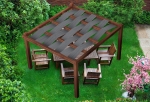Grijze HDPE prieelstrook 0,4x5 m gevlochten op een houten pergola met bruine tuinmeubelen op het gazon.