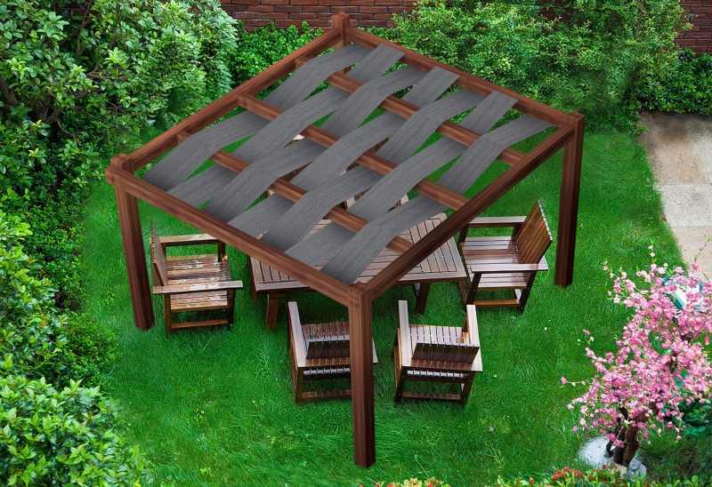 Grafietgrijze HDPE-prieelstroken van 0,5x5 m gevlochten door het dak van een bruine pergola boven tuinmeubelen op het gras.