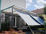 Cortina gris para cenador Premium que protege del sol una terraza con muebles de jardín modernos.