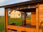 Copertura trasparente per terrazza su misura montata su un gazebo in legno, protegge da pioggia e vento.