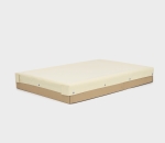 Beige måttanpassad presenning monterad på en låg läm på en släpvagn mot en ljus bakgrund.