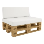 Capa branca para almofadas de jardim em sofá de paletes, ideal para mobiliário moderno de terraço e varanda.
