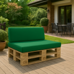 Housse de coussin de jardin verte sur un canapé en palettes, posé sur une terrasse en bois devant la maison.