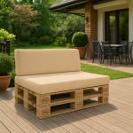 Lysebeige hageputetrekk på en pallesele, plassert på en treterrasse foran huset.