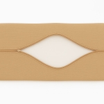 Beige puutarhatyynyjen suojapussi, jossa on koko kankaan pituinen avoin vetoketju.