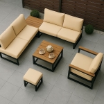 Mobilier de jardin élégant avec coussins crème et table en bois - idéal pour la protection avec une housse de coussin.