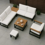 Conjunto moderno de mobiliário de jardim com almofadas brancas no terraço, ideal para proteger com uma capa de almofada.