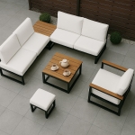 Salon de jardin moderne avec coussins blancs sur la terrasse, idéal pour être protégé par une housse de coussin.