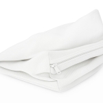 Housse blanche pour coussins de jardin en tissu résistant, fermée par une fermeture éclair.