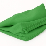 Vihreä puutarhatyynyn päällinen kestävästä kankaasta, väriin sopiva vetoketju.