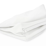 Housse de coussin de jardin blanche zippée en tissu résistant avec fermeture éclair apparente.