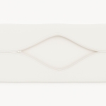 Gros plan sur une housse de coussin de jardin blanche avec une fermeture éclair ouverte.
