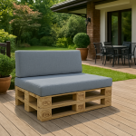 Housse de coussin de jardin grise sur mesure, placée sur l'assise et le dossier d'un canapé en palettes sur une terrasse en bois.
