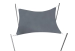 Vela ombreggiante da giardino premium impermeabile 2x2m color grigio scuro, fissata su quattro pali in metallo.