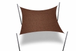 Voile d'ombrage marron sur mesure pour un carport, tendue sur quatre mâts en acier.
