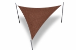 Toldo vela triangular marrón de HDPE a medida montado sobre tres mástiles de acero.