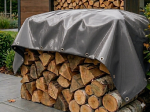 Bâche sur mesure pour bois de chauffage, protégeant la pile de bûches de l'humidité dans le jardin.