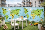 Duurzaam balkonscherm op maat met kinderlijke wereldkaart en dierenprint, ter decoratie van een speelhoek op het terras.