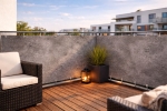 Grijs raster balkonzeil op maat gemonteerd op een modern balkon met houten vloer en meubels.