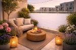 Brise-vue de balcon blanc sur une terrasse moderne avec canapé gris, lanternes en osier et plantes.