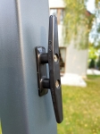 Črna plastična bitva z rogovi, nameščena na sivi steber, viden napis Made in Italy in montažni vijaki.