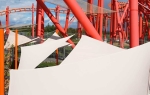 Triangular garden sail from the MIESZANY set, mounted against a background of red rope construction and steel poles.