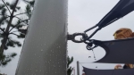 Fijación de un toldo vela impermeable a medida con mosquetón de acero y tensor.